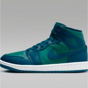 Nike Air Jordan Mid 1 women’s size 7
Worn 2 times, perfect shape.